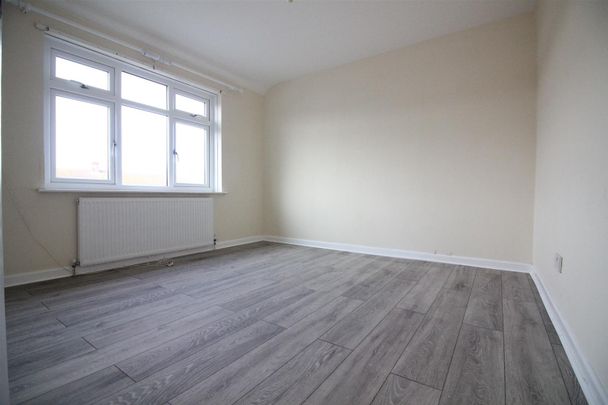 Burnham Gardens, Hounslow - Photo 1