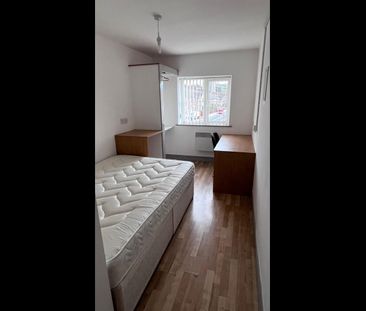 Room in a Shared Flat, Young Village, L5 - Photo 1