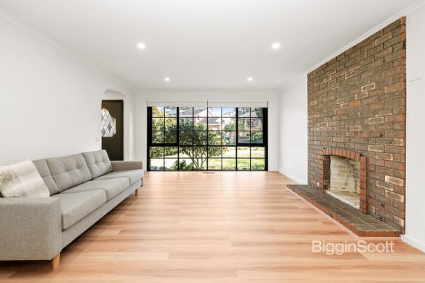 SPACIOUS & STUNNING FAMILY HOME IN A PEACEFUL COURT LOCATION - Photo 1