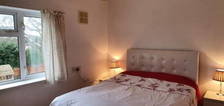 £1,400 PCM, Spacious Four Bedroom House with Off-Road Parking and Large Enclosed Garden in St David’s Crescent, Penarth, Vale of Glamorgan, CF64 3LZ - Photo 5