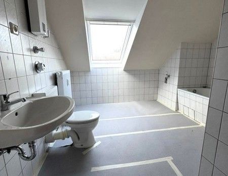 2-Zimmer-Dachgeschosswohnung NUR für 2-Personen Haushalt und ausschließlich mit WBS in ruhiger Lage - Photo 1