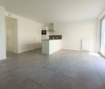 RECENT GELIJKVLOERS APPARTEMENT MET GROOT TERRAS EN AUTOSTAANPLAATS - Photo 3
