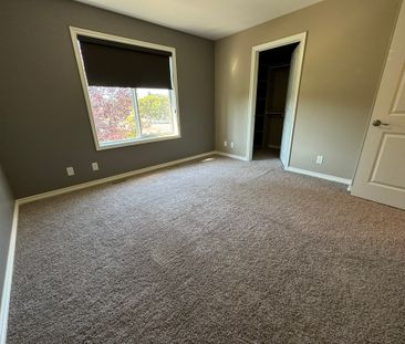 AMAZING Dog Friendly 3 Bedroom Sylvan Lake Townhouse For Rent - Photo 1