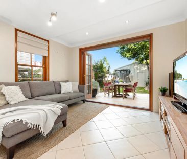 A Charming Family Home in a Leafy Holland Park West Pocket - Photo 3