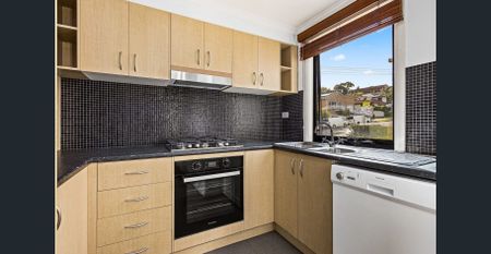 Two Bedroom Townhouse - Walk to CBD & Beaches - Photo 3