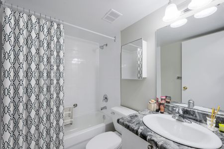 Bachelor Apartment - Photo 2