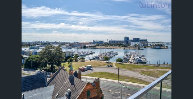 Two bedroom apartment on level 8 with stunning views over to Newcastle Harbour, Marina and city - Photo 1