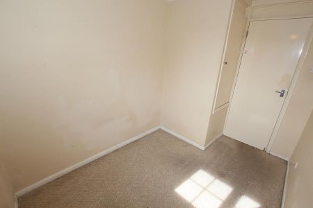 De Lara Way, Woking, Surrey, GU21 - Photo 5