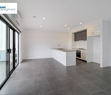 Three Bedroom Townhouse in Quiet Court! - Photo 2