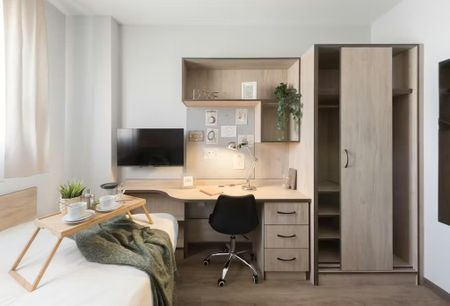 Ramón Carande, Sevilla, Andalusia 41013 - Photo 2