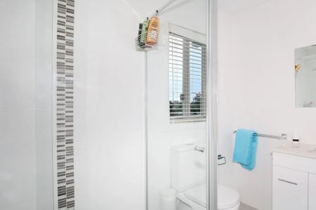 Stunning Three Bedroom Townhouse - Photo 3