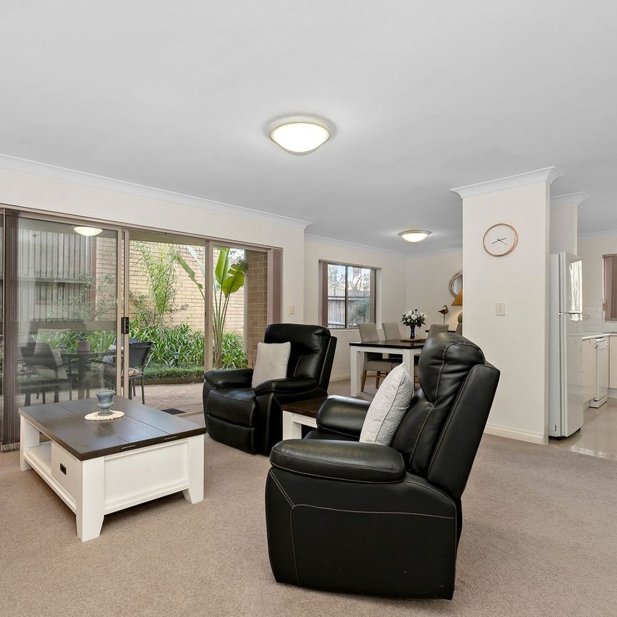 Gorgeously maintained unit with two courtyards - Photo 1