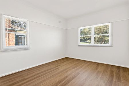 Recently refreshed family home - Photo 3