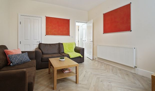 Fantastic 5 bedroom property - Photo 1