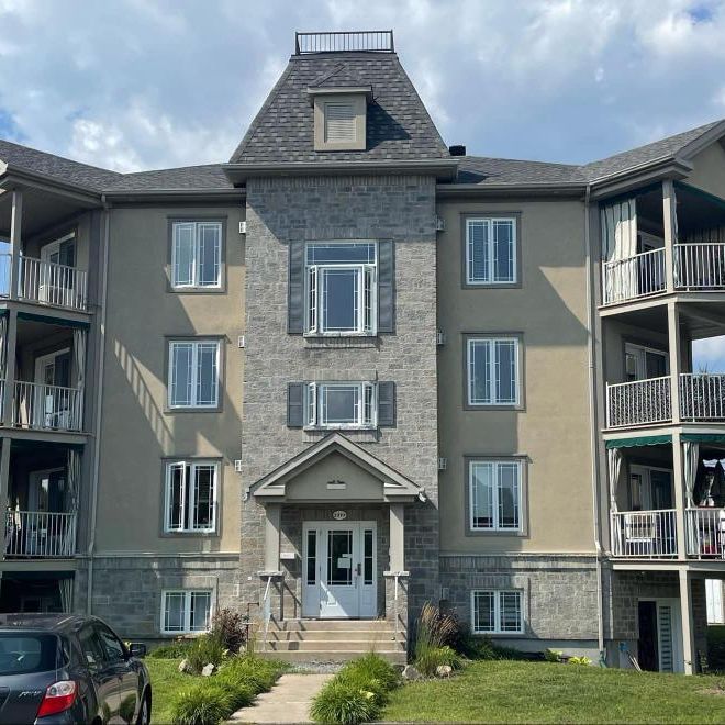 Grand Condo LUMINEUX 4 1/2 à louer -1600 $/mois - Photo 1