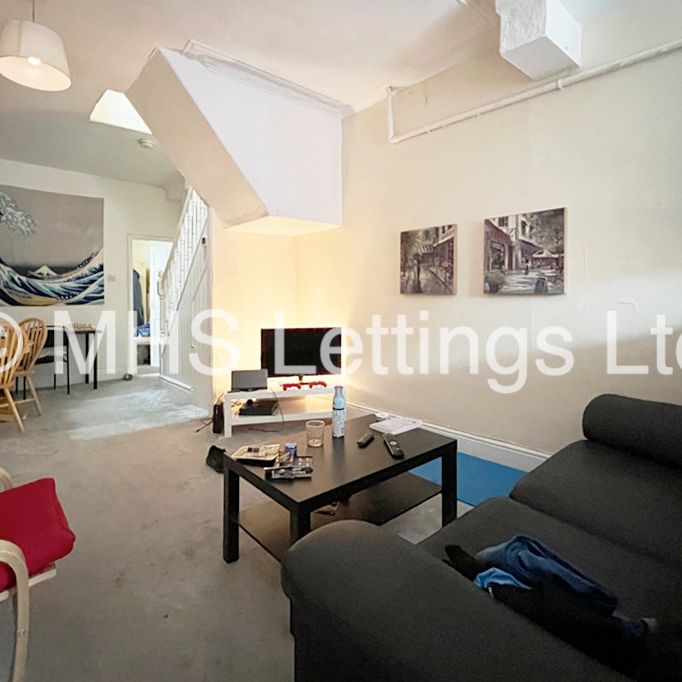 3 Bedroom Flat for rent in Woodhouse Lane - Photo 1