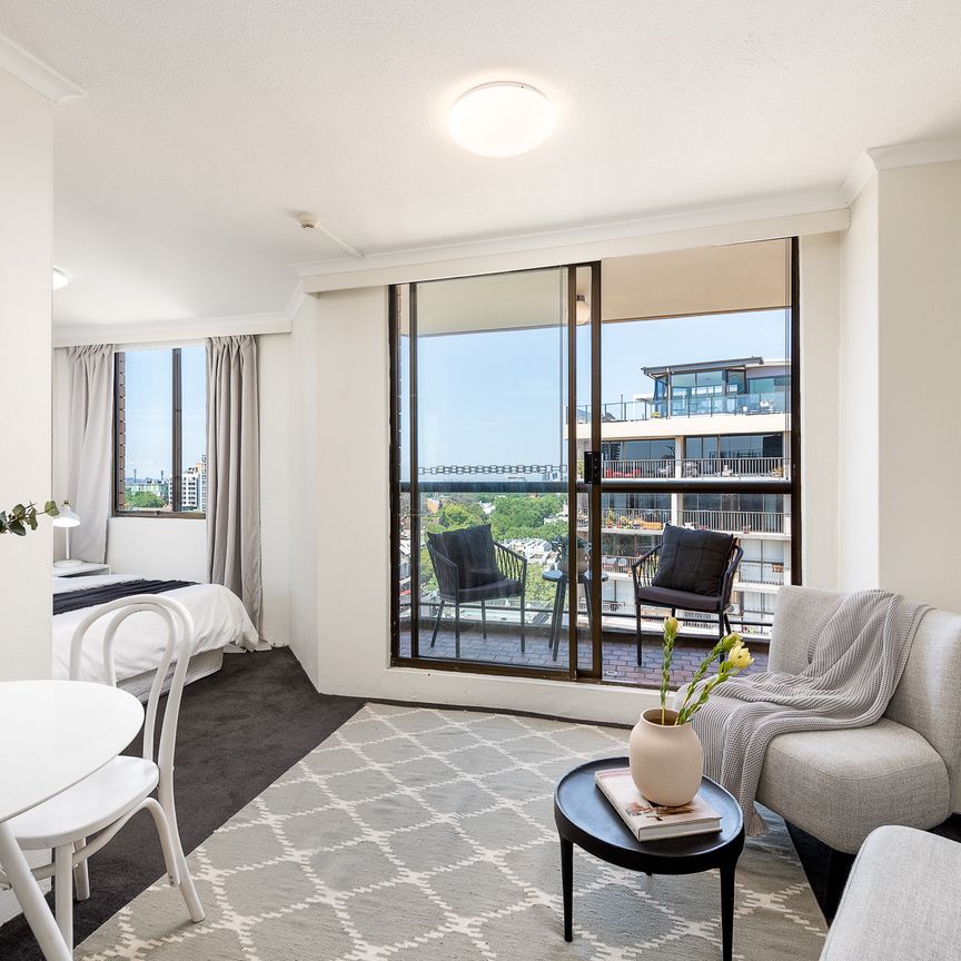 Generous Studio Apartment in Prime Inner-City Location - Offered Unfurnished - Photo 1