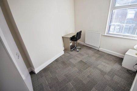 3 bedroom end of terrace house to rent - Photo 3