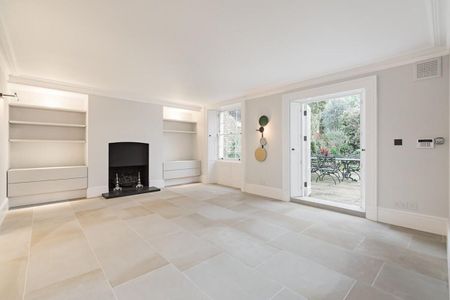 A magnificent Gothic period home on prestigious Addison Road, offering exquisite interiors in the heart of Holland Park. - Photo 3