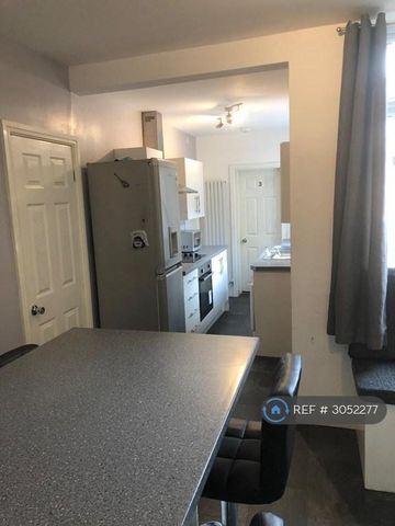 1 bedroom in a house share to rent - Photo 2