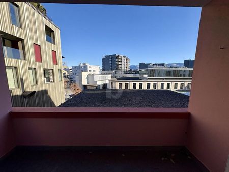 CENTRAL AND LIGHT-FLOODED WITH BALCONY - Photo 3