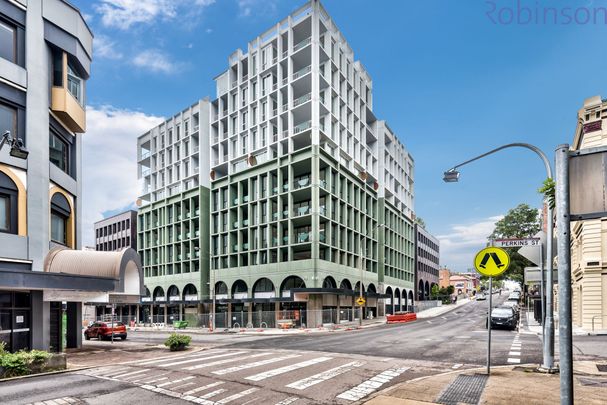 One bedroom apartment in East End's striking 'King & Perkins' building. - Photo 1