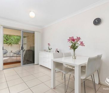 STYLISH EXECUTIVE LIVING AT GREAT LOCATION - Photo 5