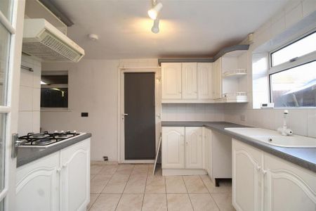 3 bedroom semi-detached house to rent - Photo 5