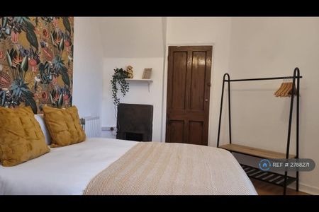 3 bedroom flat to rent - Photo 3