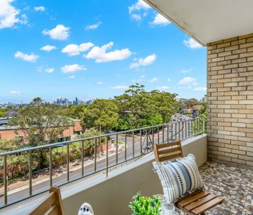 Light Filled & Renovated with Shimmering City Skyline & Harbour Views - Photo 2