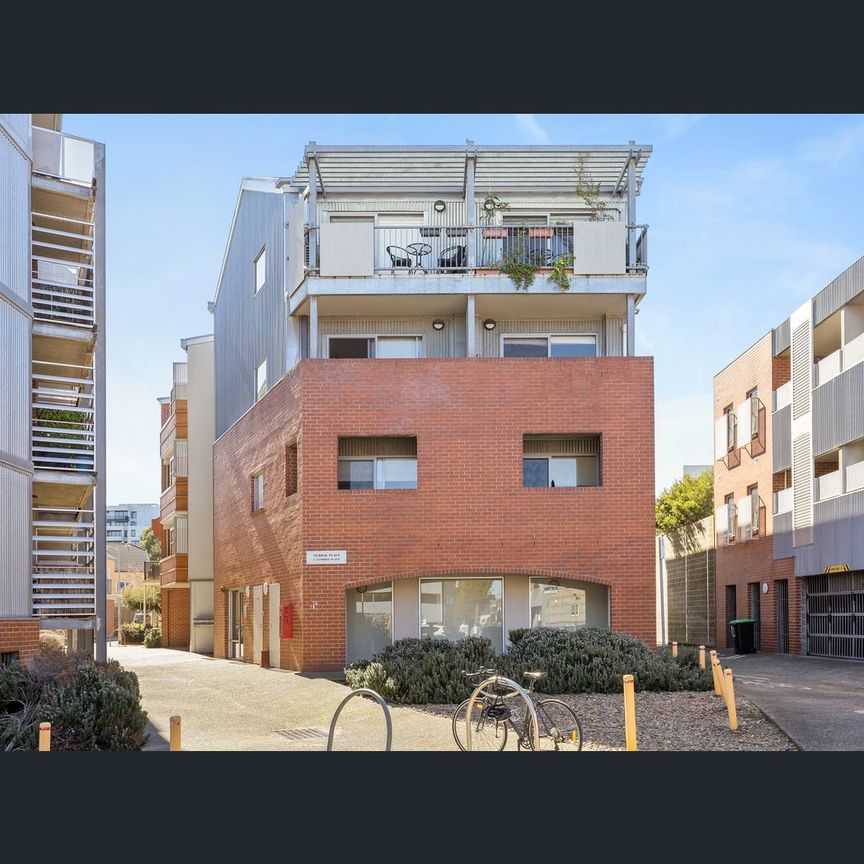 2/1 Gumbri Place, Brunswick, Vic 3056 - Photo 1