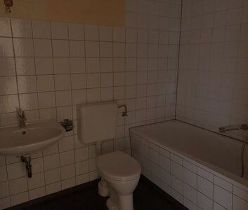 Großer Balkon, Wohnzimmer mit offenem Kochbereich, uvm. - Photo 2