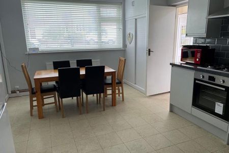 6 bedroom detached house to rent - Photo 3