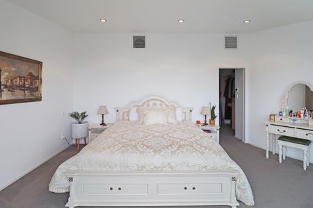 Immaculately presented executive four-bedroom family home - Photo 4