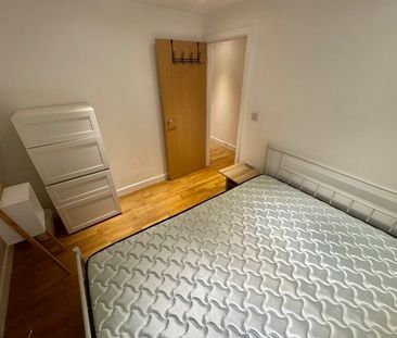 1 Bed Flat, Haydons Road, SW19 - Photo 3