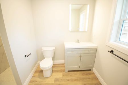 **RENOVATED DETACHED UNIT FOR RENT IN WELLAND!** - Photo 4