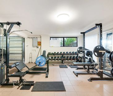 Breathtaking Harbour Views and Elevated Family Living in Greenwich - Photo 5