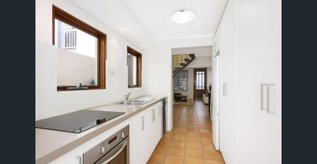 Charming Terrace with Double parking and Entertainment Courtyard in Desirable Location - Photo 3