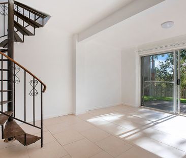 RENOVATED DELIGHT - SPACIOUS FAMILY HOME IN PRIME LAKESIDE LOCATION - Photo 5