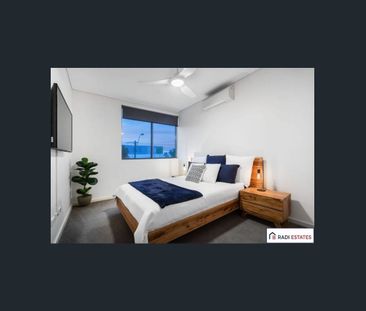 Modern, Light-Filled Apartment in Prime Inglewood Location - Photo 6