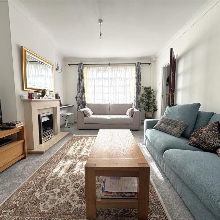 3 bedroom end of terrace house to rent - Photo 1
