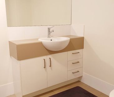 Generous 1 Bedroom Apartment plus Large Multi- Use Room - Photo 4