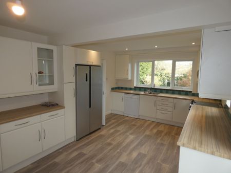 4 bed Semi-Detached - To Let - Photo 5