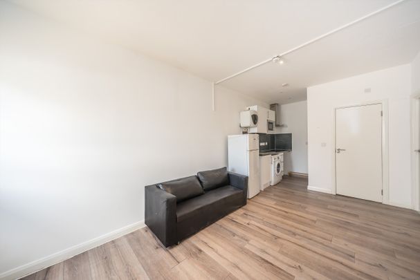 High Street, SM1, London - Photo 1