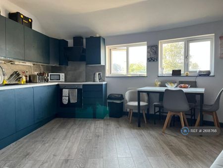 1 bedroom in a house share to rent - Photo 4