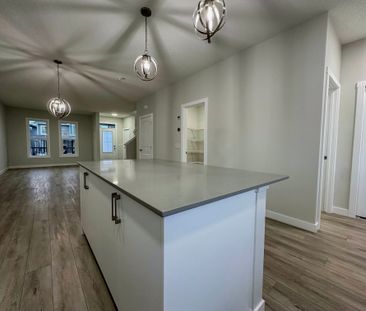Never Lived In Family Home With Open Floor Plan & Upper Bonus Room ... - Photo 4