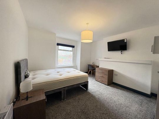 Beach Road - Room 11, South Shields, South Shields, Tyne and Wear, NE33 2LZ - Photo 1