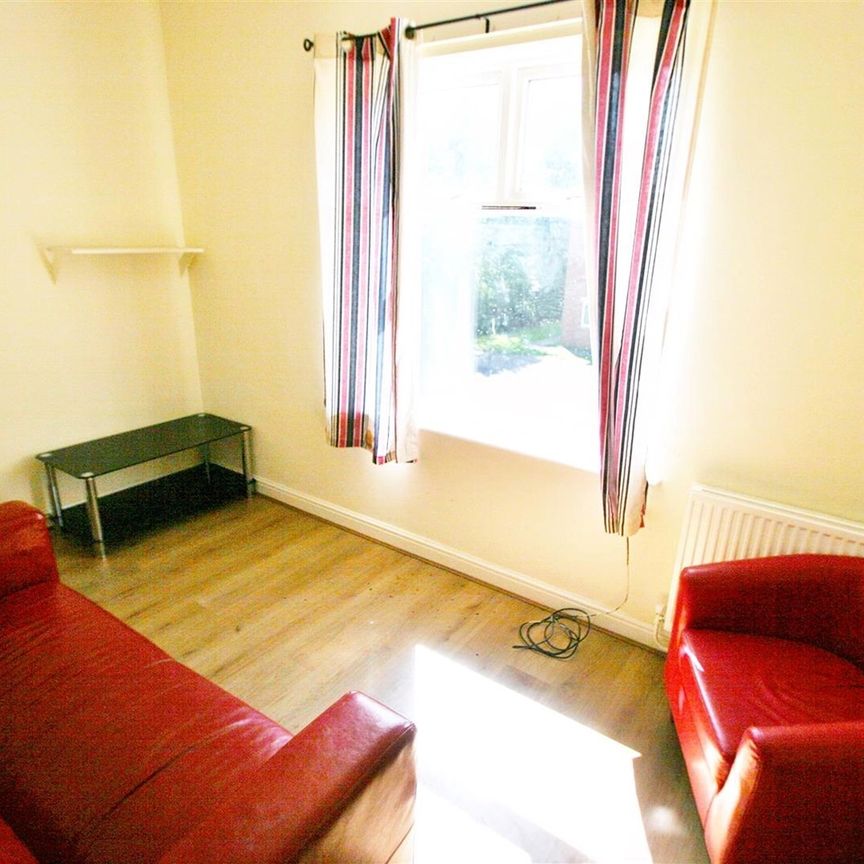 3 Bed Flat, North Hill Road, LS6 - Photo 1