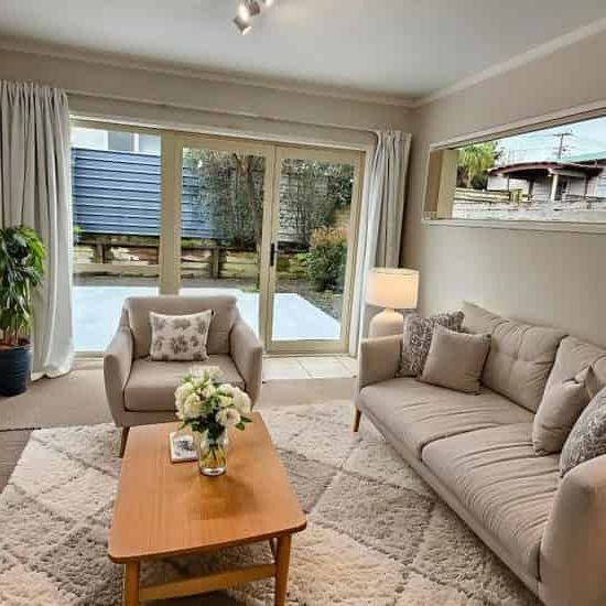 2-bedroom end unit in gated complex! - Photo 1