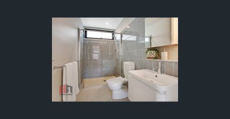 MODERN TOWNHOUSE READY TO LEASE! - Photo 4